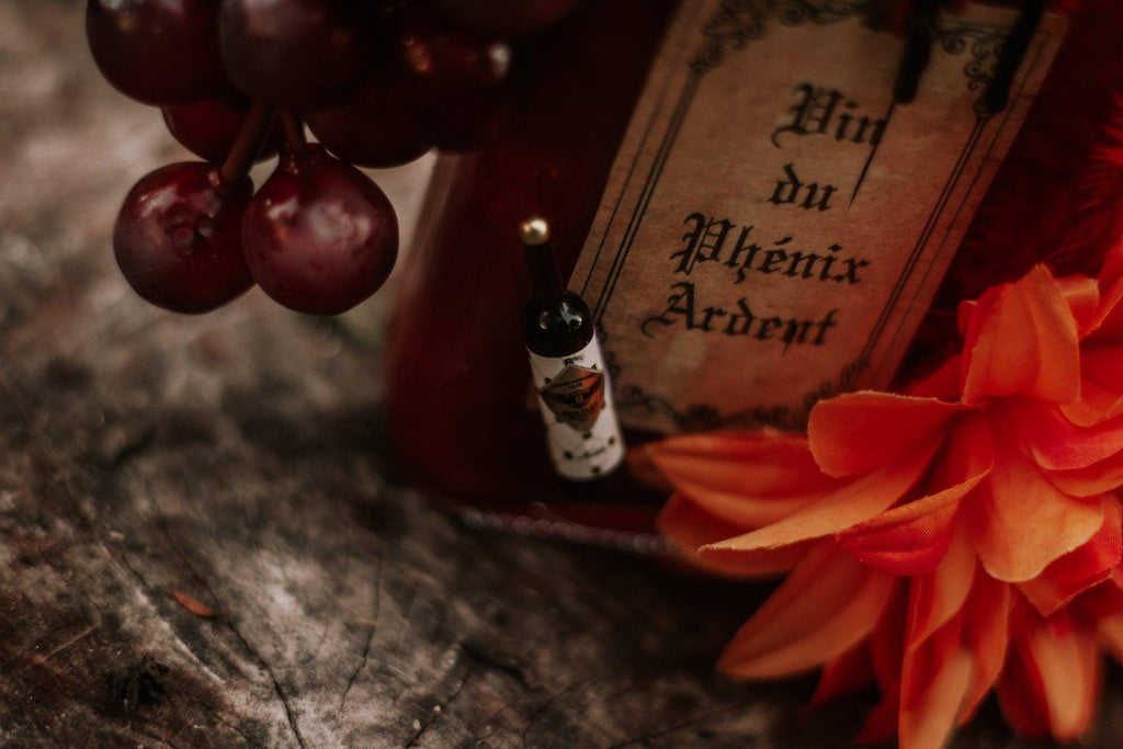 Potion décorative fantasy rouge – Sang du Phénix Écarlate – Décoration féerique gothique – Fiole magique artisanale – Cadeau witchy